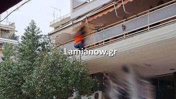 "Συναγερμός" στο κέντρο της Λαμίας – Γυναίκα απειλούσε να πέσει από το μπαλκόνι