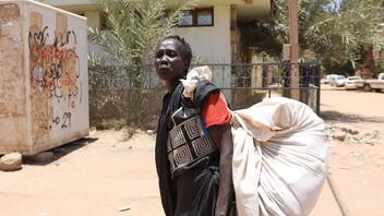 Πόλεμος στο Σουδάν: 2,5 εκατ. πρόσφυγες κι εκτοπισμένοι, οι δρόμοι σπαρμένοι πτώματα στο Νταρφούρ