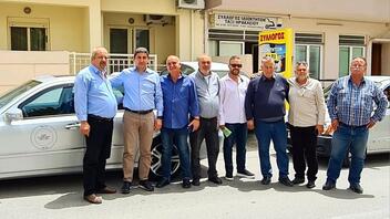 Ο Λευτέρης Αυγενάκης στα γραφεία του Συλλόγου Ιδιοκτητών Ταξί Ηρακλείου