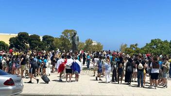 Εντυπωσιακές εικόνες με εκατοντάδες τουρίστες στο άγαλμα του Βενιζέλου