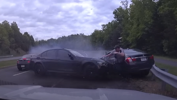Απίστευτο τροχαίο on camera: Αυτοκίνητο κατέληξε πάνω σε αστυνομικό
