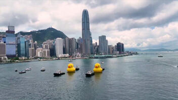 Δύο γιγαντιαίες λαστιχένιες πάπιες εμφανίστηκαν στο Χονγκ Κονγκ για να διαδώσουν «διπλή τύχη»