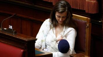 «Τώρα ας μιλήσουμε σιγά» – Ο πρώτος θηλασμός στο Ιταλικό κοινοβούλιο