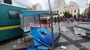 Πάτρα: Κουκουλοφόροι έσπασαν το εκλογικό περίπτερο της ΝΔ μετά την αντιρατσιστική πορεία για το ναυάγιο στην Πύλο
