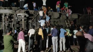 Ινδία: Τουλάχιστον 50 νεκροί και 300 τραυματίες σε σύγκρουση τρένων
