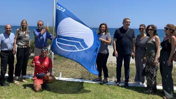 Κυματίζει Γαλάζια Σημαία σε παραλία στο Γεράνι