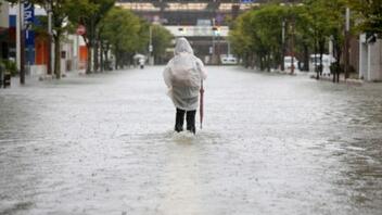 Καταρρακτώδεις βροχές πλήττουν τμήματα της Ιαπωνίας καθώς πλησιάζει τροπική καταιγίδα