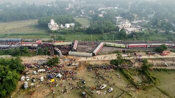 Σύγκρουση τρένων στην Ινδία: Φόβοι ότι θα αυξηθεί ο αριθμός των νεκρών