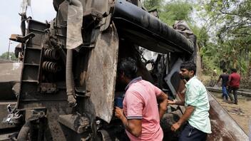 Ξεκίνησε και πάλι η κυκλοφορία των τρένων από το σημείο της τραγωδίας, στη Ινδία