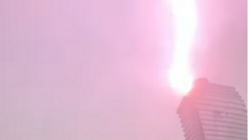 Η στιγμή που κεραυνός χτυπάει ουρανοξύστη στο Μαϊάμι