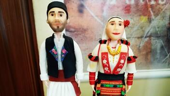  Ζαχαροπλάστης φτιάχνει κούκλες με παραδοσιακές φορεσιές από ζαχαρόπαστα