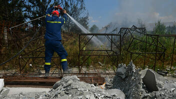 Μαίνεται η φωτιά σε παλιό εργοστάσιο στη Λάρισα
