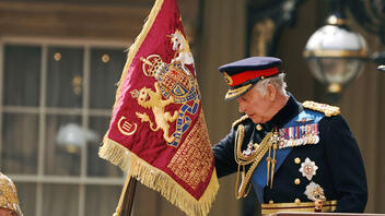 Έφιππος ο βασιλιάς Κάρολος Γ’ στη στρατιωτική παρέλαση για τα γενέθλιά του