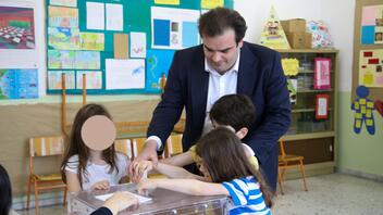 Παρέα με τα τρία του παιδιά, ψήφισε ο Κυριάκος Πιερρακάκης