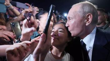 Στο Νταγκεστάν ο Πούτιν: Selfies και φιλιά με τον κόσμο