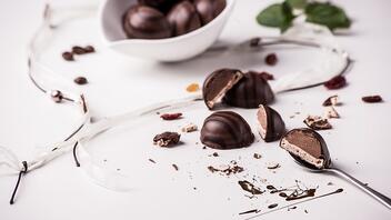 Πώς να βγάλετε εύκολα το λεκέ από σοκολάτα