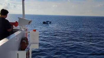 Νέο βίντεο πριν από τη βύθιση του αλιευτικού - Δεξαμενόπλοιο προσπαθεί να το προσεγγίσει