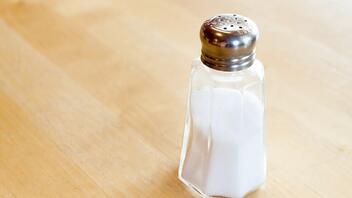 Πόσο μειώνετε τον κίνδυνο πρόωρου θανάτου αν σταματήσετε να προσθέτετε αλάτι στο φαγητό