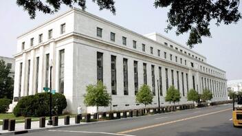Fed: Η μείωση των επιτοκίων «θα πρέπει να περιμένει»