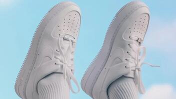 Ένα κόλπο για να ξαναγίνουν τα sneakers σας λευκά σαν καινούρια 