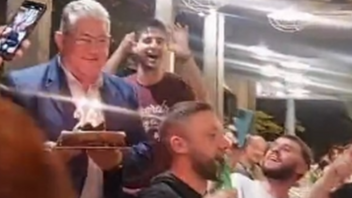 Ο Κουτσούμπας έκανε έκπληξη και εμφανίστηκε με τούρτα γενεθλίων σε... ψηφοφόρο του ΚΚΕ