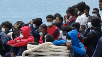 Ιταλία: Πλεούμενο με 50 μετανάστες βρίσκεται ακυβέρνητο σε διεθνή χωρικά