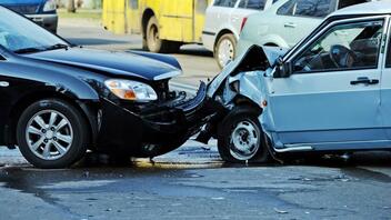 Μετωπική σύγκρουση αυτοκινήτων με τρεις τραυματίες