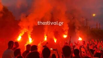 Πάρτι με πυρσούς και συνθήματα στη Θεσσαλονίκη