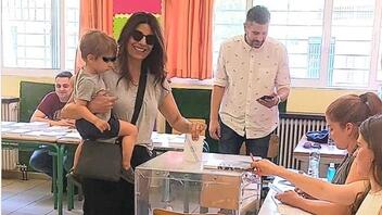 Αγκαλιά με τον εγγονό της, ψήφισε η Πόπη Τσαπανίδου