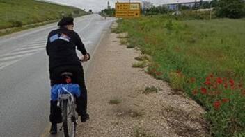 Εκατοντάδες χιλιόμετρα με ποδήλατο διένυσε 78χρονος μεταφέροντας μήνυμα ειρήνης