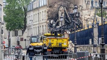 Πτώμα εντοπίστηκε στα ερείπια του κτιρίου που κατέρρευσε από την έκρηξη στο Παρίσι