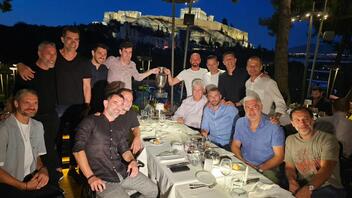 Εθνική Ελλάδας: Το δείπνο των πρωταθλητών Ευρώπης του 2004 με την κούπα για παρέα