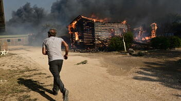 Μαίνεται η φωτιά στον Κουβαρά: Mηνύματα 112 για εκκένωση από Λαγονήσι, Σαρωνίδα, Ανάβυσσο