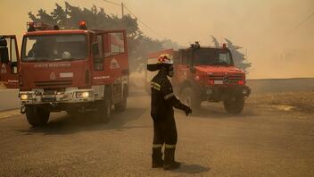 Συνεχίζονται οι προσπάθειες για την κατάσβεση της μεγάλης πυρκαγιάς που κατακαίει τη Ρόδο