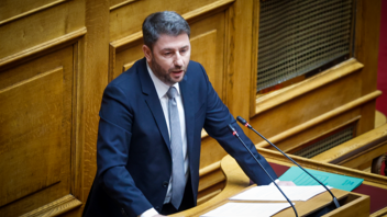 Ο διάλογος στη Βουλή για το τραυματισμένο πόδι του Ανδρουλάκη