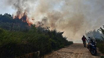 Δύσκολη η φωτιά στα Δερβενοχώρια - Εκκενώνονται οικισμοί - Μήνυμα 112