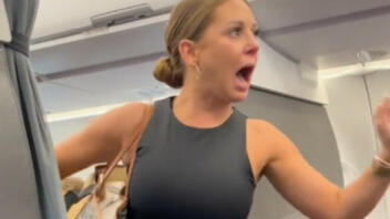 Το ανεξήγητο ξέσπασμα επιβάτισσας αεροπλάνου που έγινε viral