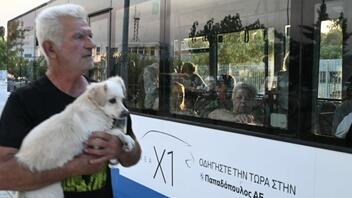 Νέα Αγχίαλος: Πανικός από τις εκρήξεις – Με τα σκυλάκια τους στα χέρια έφυγαν οι κάτοικοι