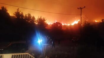 Εφιαλτικές ώρες στη Ρόδο: Καίγονται σπίτια, εγκαταλείπουν οι κάτοικοι!