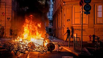 Γαλλία: Συγκεντρώσεις μπροστά από δημαρχεία 