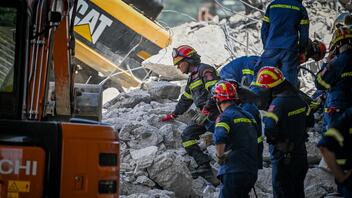 Φονική κατάρρευση γέφυρας στην Πάτρα: Επιχείρηση της Πυροσβεστικής στα συντρίμμια
