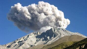 Περού: Τέφρα εκλύεται από το ηφαίστειο Ουμπίνας
