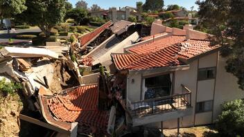 Καλιφόρνια: Ανησυχία για τις μυστηριώδεις κατολισθήσεις που έχουν καταστρέψει δεκάδες σπίτια