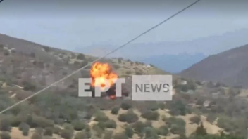 Πυρκαγιές: Σοκαριστικό βίντεο από την πτώση του καναντέρ στην Εύβοια