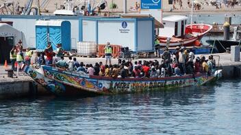 Σκάφος με "περίπου 200" μετανάστες εντοπίστηκε στα ανοιχτά των Καναρίων Νήσων