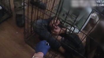 ΗΠΑ: Αστυνομικοί διέσωσαν παιδιά μέσα σε κλουβιά - Συγκλονιστική υπόθεση!
