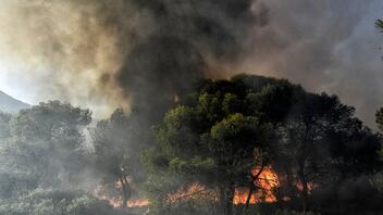 Ανεξέλεγκτα παραμένουν τα τέσσερα μέτωπα της πυρκαγιάς στη Ρόδο
