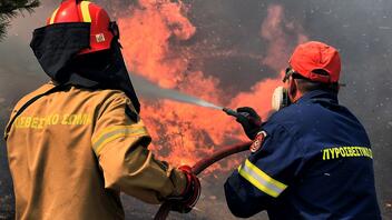 Ολονύχτια μάχη σε όλα τα μέτωπα - Σε εξέλιξη η πυρκαγιά στα Δερβενοχώρια