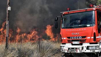 Λουτράκι: Διάσπαρτες εστίες φωτιάς στην ευρύτερη περιοχή της Καλλιθέας - Επιχειρούν εναέρια μέσα και ισχυρές επίγειες δυνάμεις