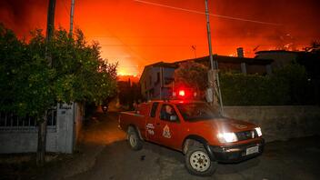 Η Ελλάδα στις φλόγες: Μαίνεται η μάχη σε Κάρυστο, Κέρκυρα, Ρόδο, Αιγιάλεια